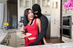 Ép em nhân viên vú to quảng cái bikini