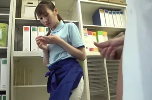 Gã chồng ngủ say, người vợ mò lên gác mút cây hàng con trai chồng