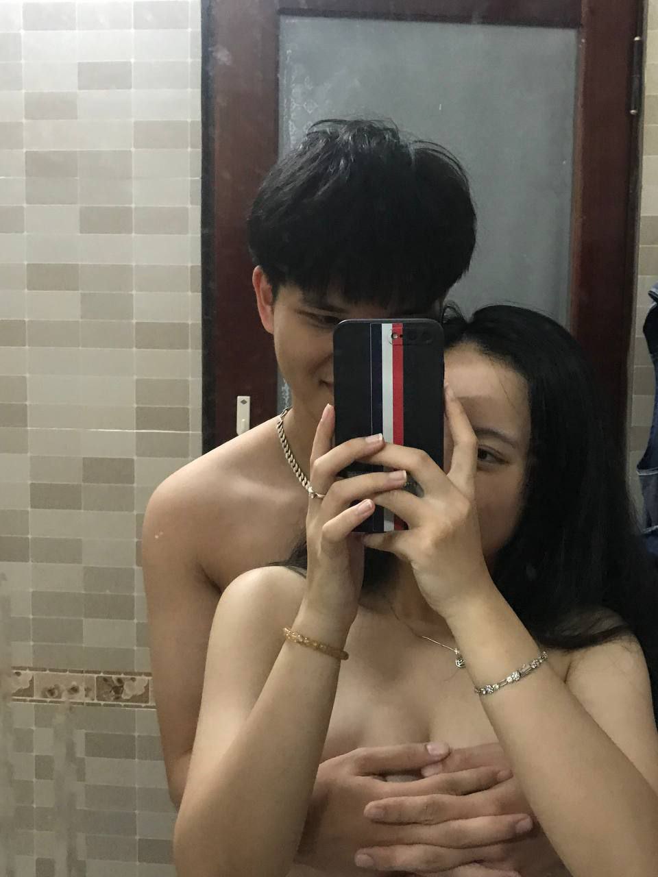 91 Ông Thẩm dẫn bạn đi tìm một cô gái dễ thương ở bên ngoài. Cô ấy mặc trang phục hầu gái với thân hình mũm mĩm và bôi chất bôi trơn vào đôi tất đen của mình. Động tác đặc trưng của cô ấy là giơ chân lên và quan hệ mạnh bạo