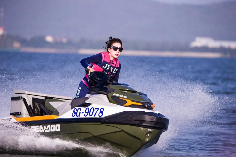 Bố đột ngột qua đời để lại cậu con trai nghiện tự sướng sống với má kế