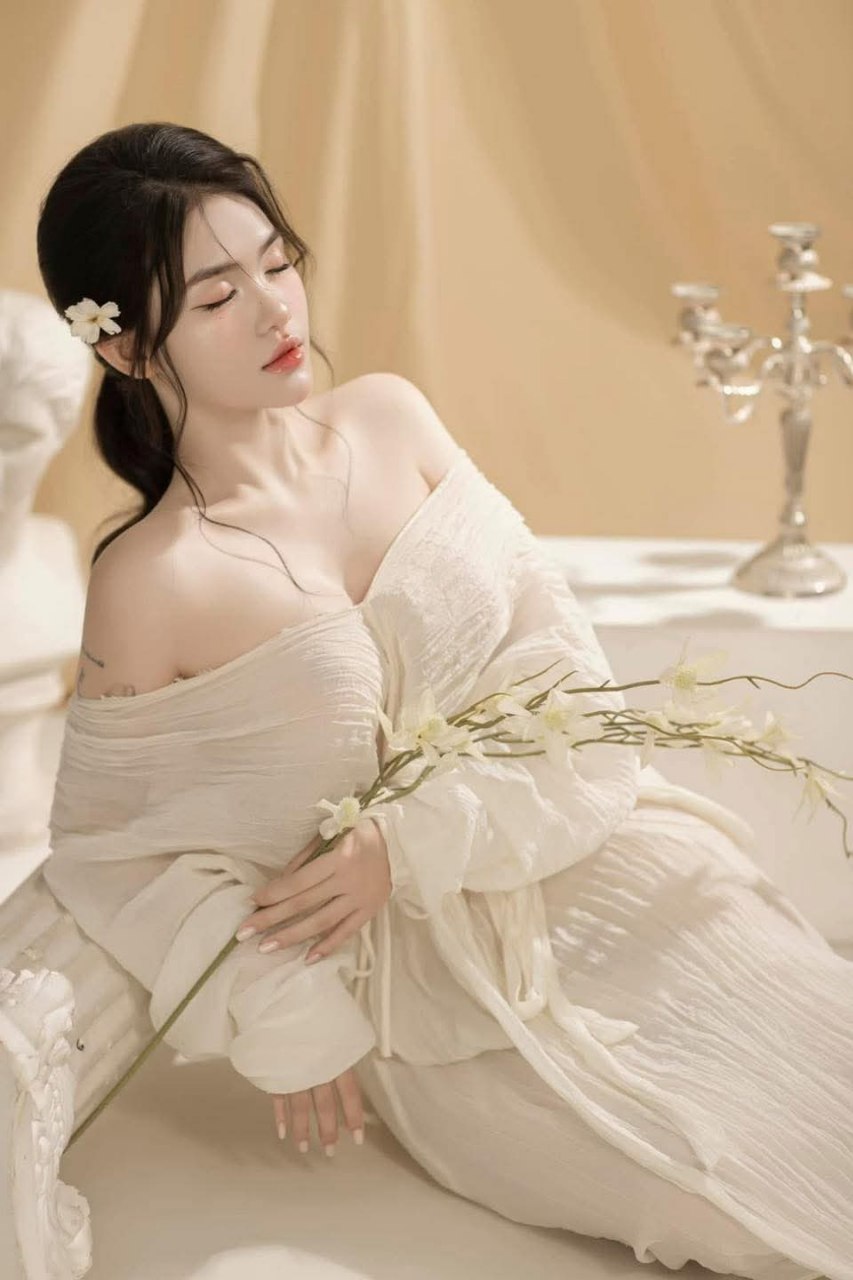 Em thư ký lông rậm bị gã quản lý biến thái chuốc thuốc quan hệ cả đêm khi đi công tác