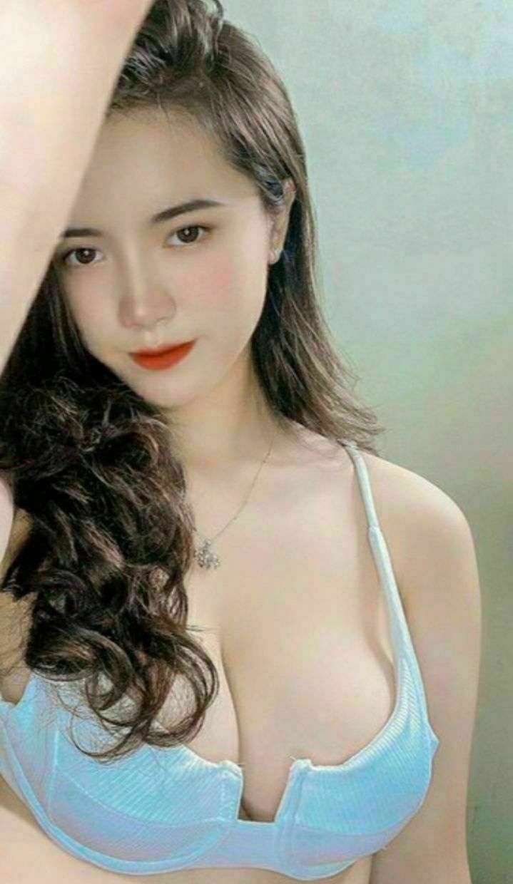 Chồng yêu nghe tiếng vợ yêu rên qua điện thoại khi đi làm ăn với sếp